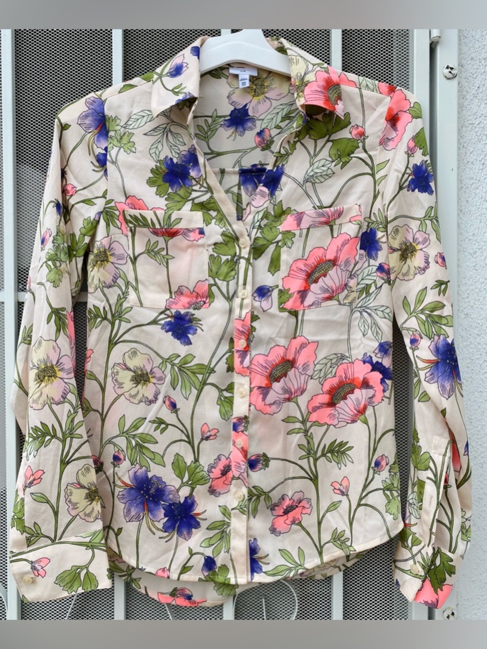 Express slim fit; bright Floral Button-Up blouse. Perfect for Spring